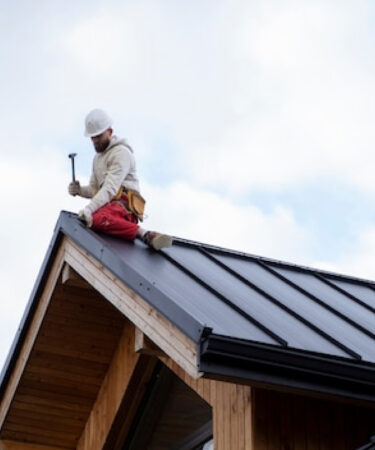Rénover sa toiture en 2026 : matériaux, prix et réglementation thermique