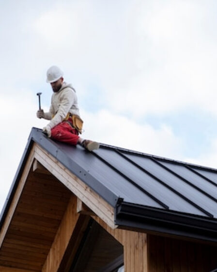Rénover sa toiture en 2026 : matériaux, prix et réglementation thermique