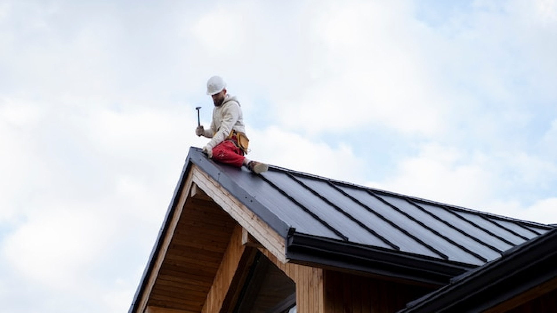 Rénover sa toiture en 2026 : matériaux, prix et réglementation thermique